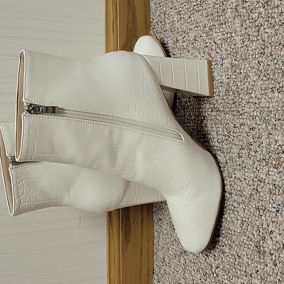 Boohoo White Croc-Textured Heeled Booties. Euro 38, US 7.5 Side Zip - Picture 3 of 6